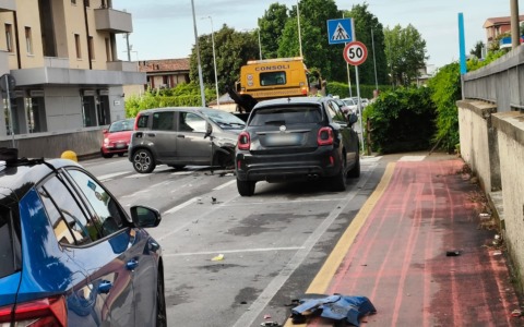 Violento schianto a Chiari, tre le auto coinvolte: traffico bloccato in via Milano