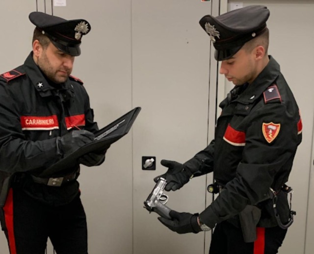 Colpi di pistola in giardino per festeggiare il compleanno: scatta la denuncia