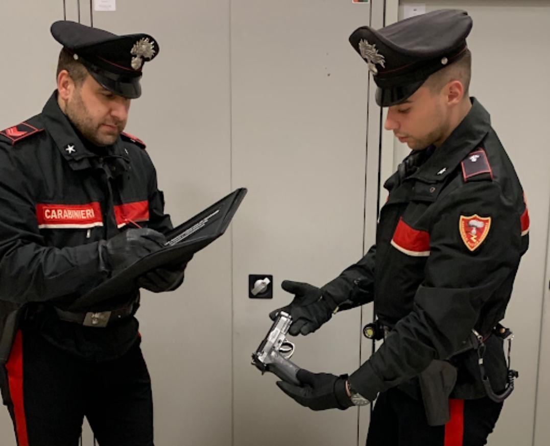 Colpi di pistola in giardino per festeggiare il compleanno: scatta la denuncia