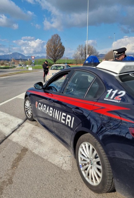 Da Bedizzole a Lonato del Garda: spericolata fuga in contromano sulla provinciale con il furgone rubato