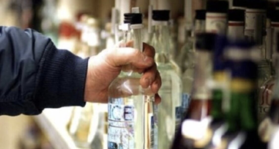 Furto al Conad: rubano 15 bottiglie di superalcolici, arrestato 29enne si cerca la complice