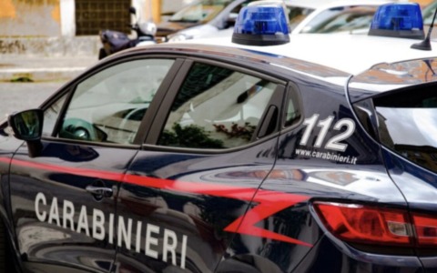 Furto di abiti a Desenzano del Garda: rimuove gli antitaccheggio e li indossa, arrestato