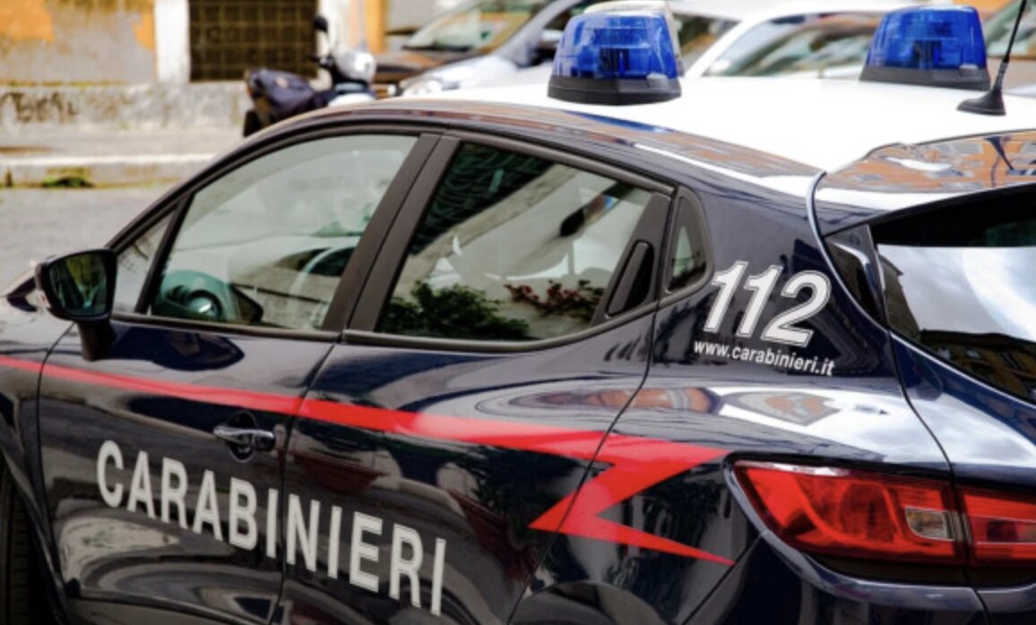 Furto di abiti a Desenzano del Garda: rimuove gli antitaccheggio e li indossa, arrestato