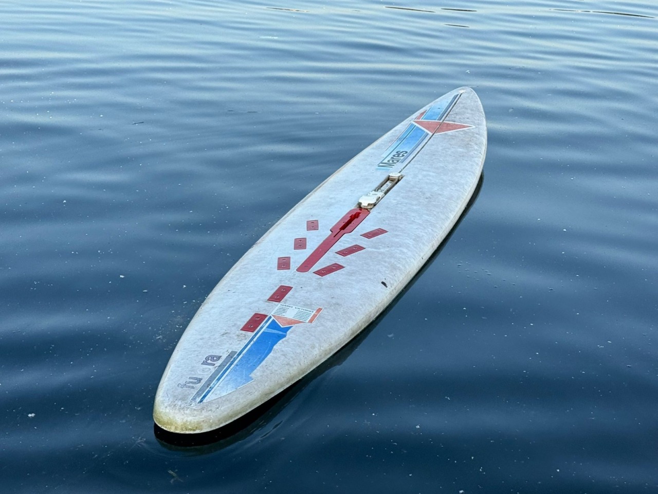 Guardia Costiera: ritrovata una tavola da windusrf, l’appello