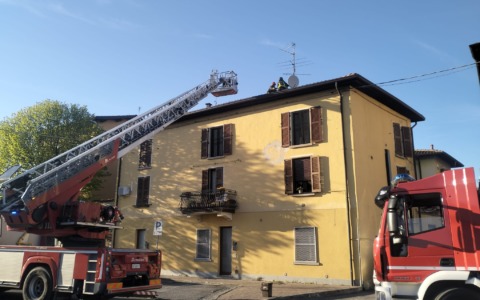 Rovato, fumo da un balcone fa scattare i soccorsi: nessun incendio