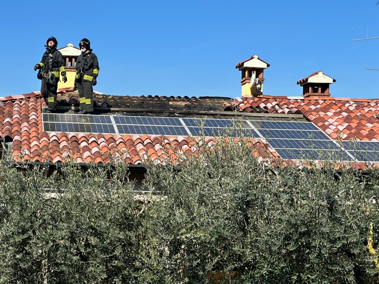 Sulzano, cortocircuito ai pannelli fotovoltaici: incendio in una palazzina, danni contenuti