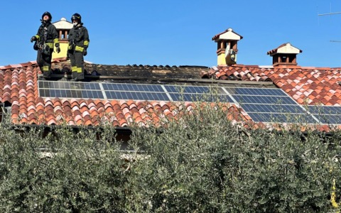 Sulzano, cortocircuito ai pannelli fotovoltaici: incendio in una palazzina, danni contenuti