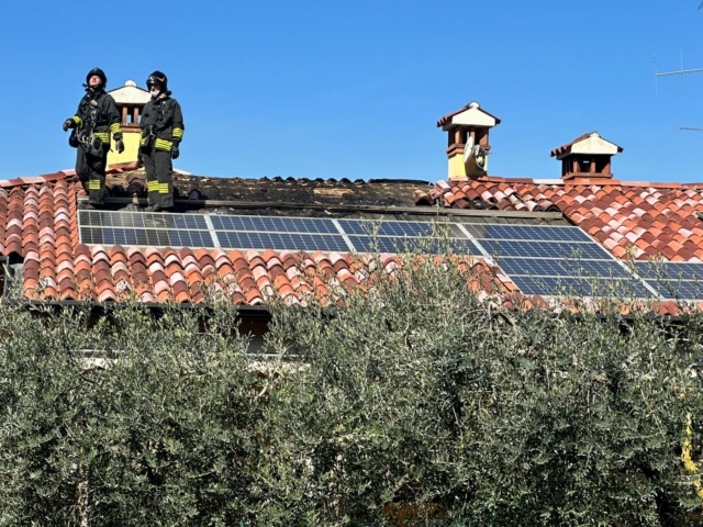 Sulzano, cortocircuito ai pannelli fotovoltaici: incendio in una palazzina, danni contenuti