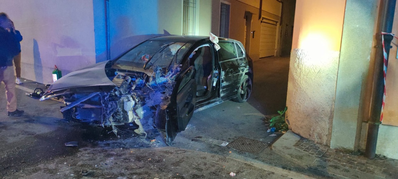 Si schianta contro muro e danneggia il tubo del gas: ferito un 31enne di Trenzano