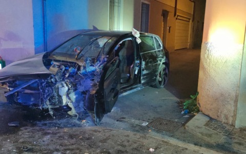 Si schianta contro muro e danneggia il tubo del gas: ferito un 31enne di Trenzano