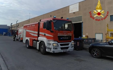 Incendio a Paitone: a fuoco il pacco filtri di una sabbiatrice