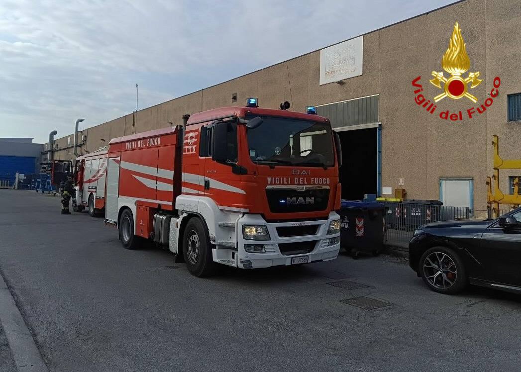 Incendio a Paitone: a fuoco il pacco filtri di una sabbiatrice