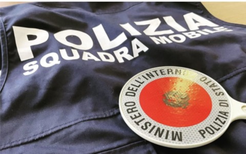 Inseguono una signora tra le corsie del supermercato, le rubano il portafoglio e prelevano: tre arrestati