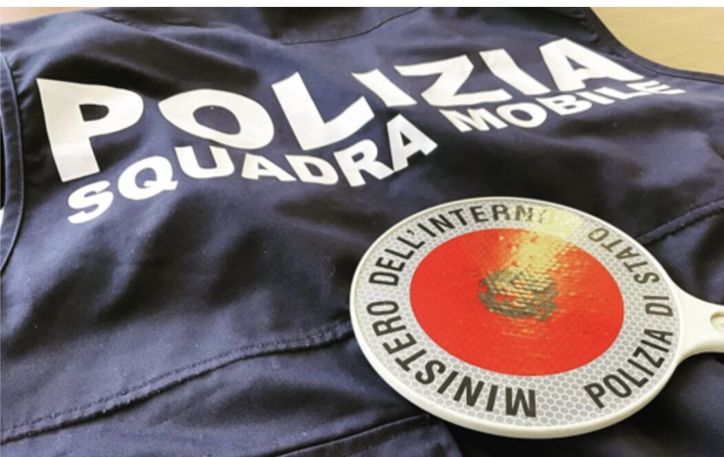 Inseguono una signora tra le corsie del supermercato, le rubano il portafoglio e prelevano: tre arrestati