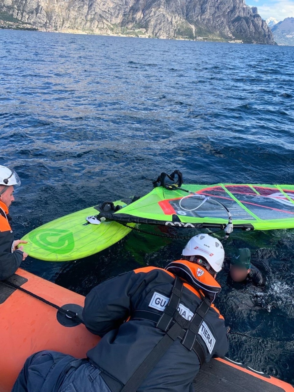 La Guardia Costiera salva cinque persone in balia del lago agitato e del forte vento