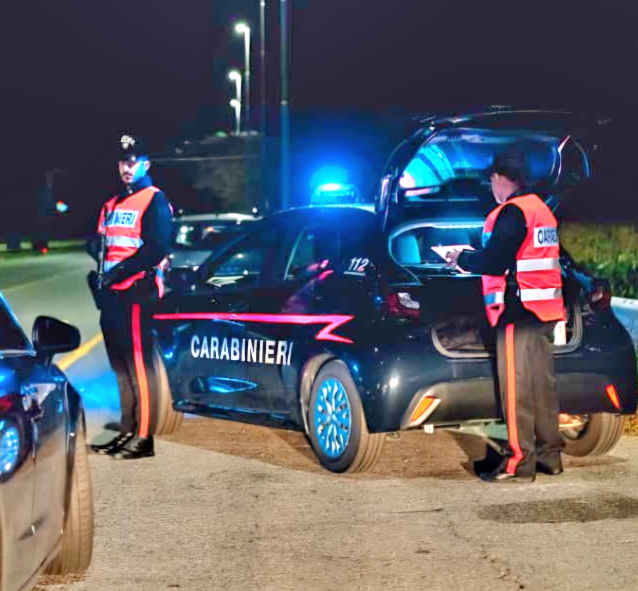 Ladro indossa zaino e un paio di scarpe rubati dal centro commerciale, fermato spintona il responsabile del negozio