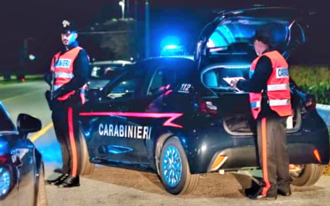 Ladro indossa zaino e un paio di scarpe rubati dal centro commerciale, fermato spintona il responsabile del negozio