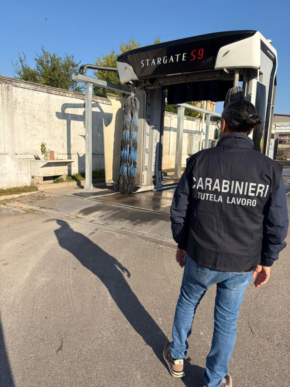 Lavoratori irregolari in due autolavaggi di Brescia: scattano denunce e sanzioni per oltre 50mila euro