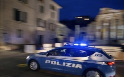 Le strappa la borsetta e la fa cadere a terra poi lancia uno schiaffo all’amica della donna: arrestato 32enne