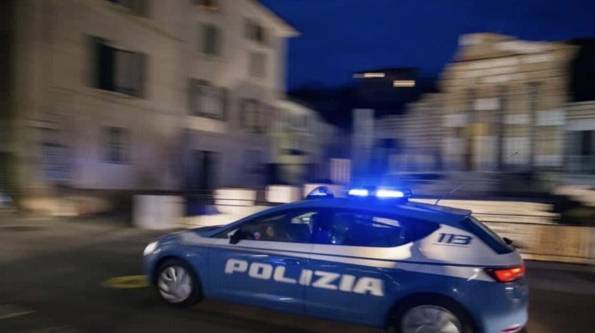 Le strappa la borsetta e la fa cadere a terra poi lancia uno schiaffo all’amica della donna: arrestato 32enne