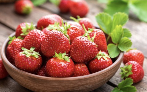 Maturano le fragole, la primavera è servita: i consigli per coltivarle (anche) sul balcone