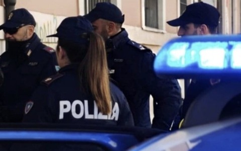 Minaccia ed aggredisce gli agenti con calci, pugni e morsi: in manette un pluripregiudicato