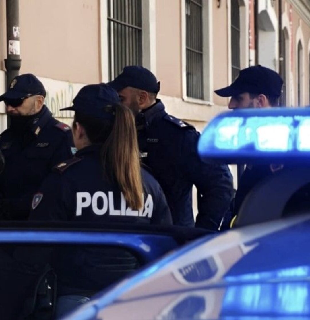 Minaccia ed aggredisce gli agenti con calci, pugni e morsi: in manette un pluripregiudicato