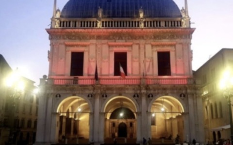 Sindrome del bambino scosso: Palazzo Loggia si illumina di arancione