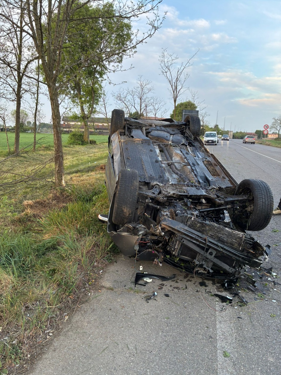 Palazzolo sull’Oglio, finisce con l’auto a ruote all’aria