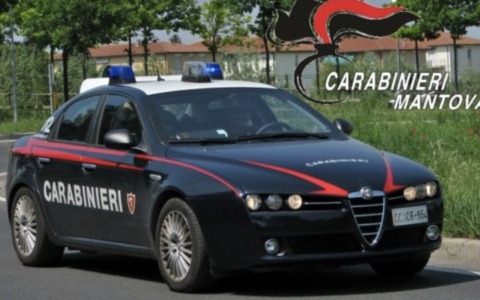 Ruba circa 2mila euro dalla cassa automatica di una lavanderia: scatta la denuncia