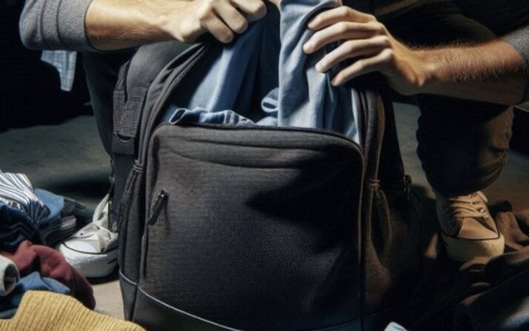 Ruba abbigliamento al Max Factory e lo nasconde nello zaino: 32enne in manette