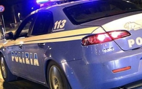 Senza tetto dà fuoco allo scooter di un kebabbaro: si accampava dietro il locale