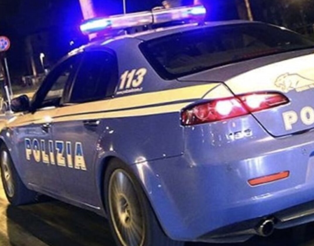 Senza tetto dà fuoco allo scooter di un kebabbaro: si accampava dietro il locale