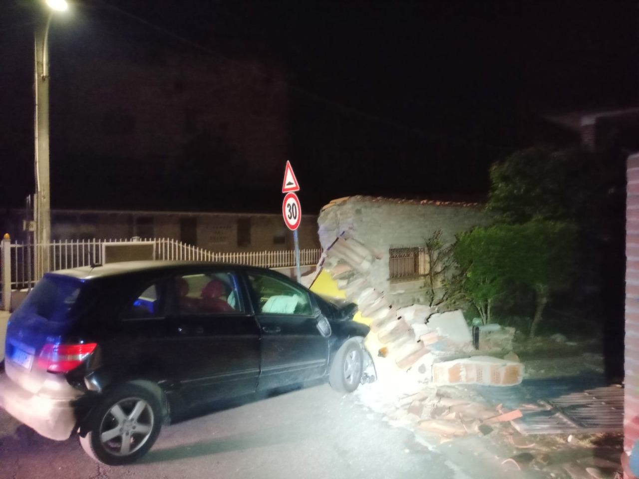 Si schianta contro un muro a Roccafranca, ferita una 47enne: ipotesi colpo di sonno