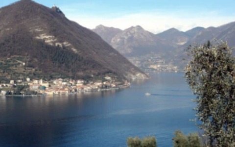 Speronano la motovedetta sul lago d’Iseo: pescatore morde un agente alla mano e viene denunciato