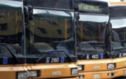 Trovato senza biglietto sul bus, lancia uno schiaffo alla controllore donna: 58enne arrestato