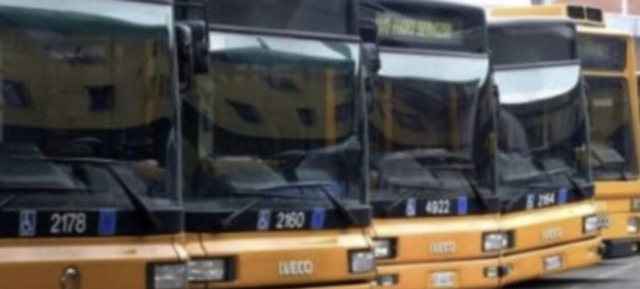 Trovato senza biglietto sul bus, lancia uno schiaffo alla controllore donna: 58enne arrestato
