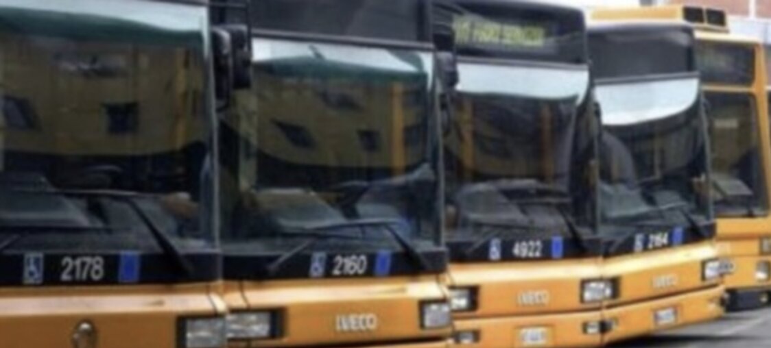Trovato senza biglietto sul bus, lancia uno schiaffo alla controllore donna: 58enne arrestato