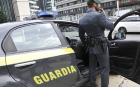 Truffa degli “interventi idraulici urgenti”: sequestrati 200mila euro e un suv da 50mila euro