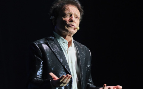 “Tutti i sogni ancora in volo”: Massimo Ranieri torna al Teatro Clerici nel giorno del suo compleanno