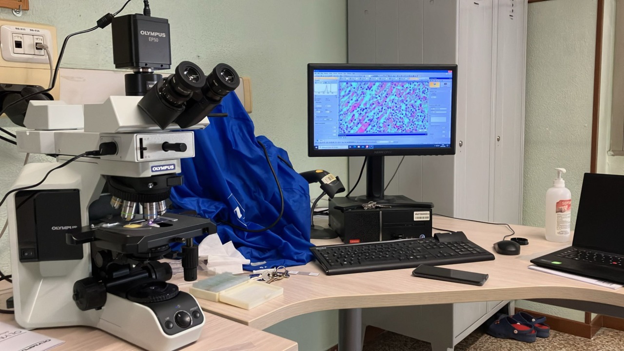 Due microscopi in dono in ricordo di Laura