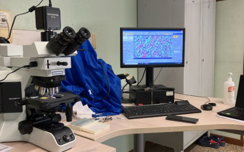 Due microscopi in dono in ricordo di Laura