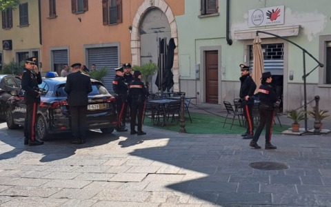 Castelcovati, sfratto al bar delle polemiche: sgomberati i locali, minacce contro i proprietari