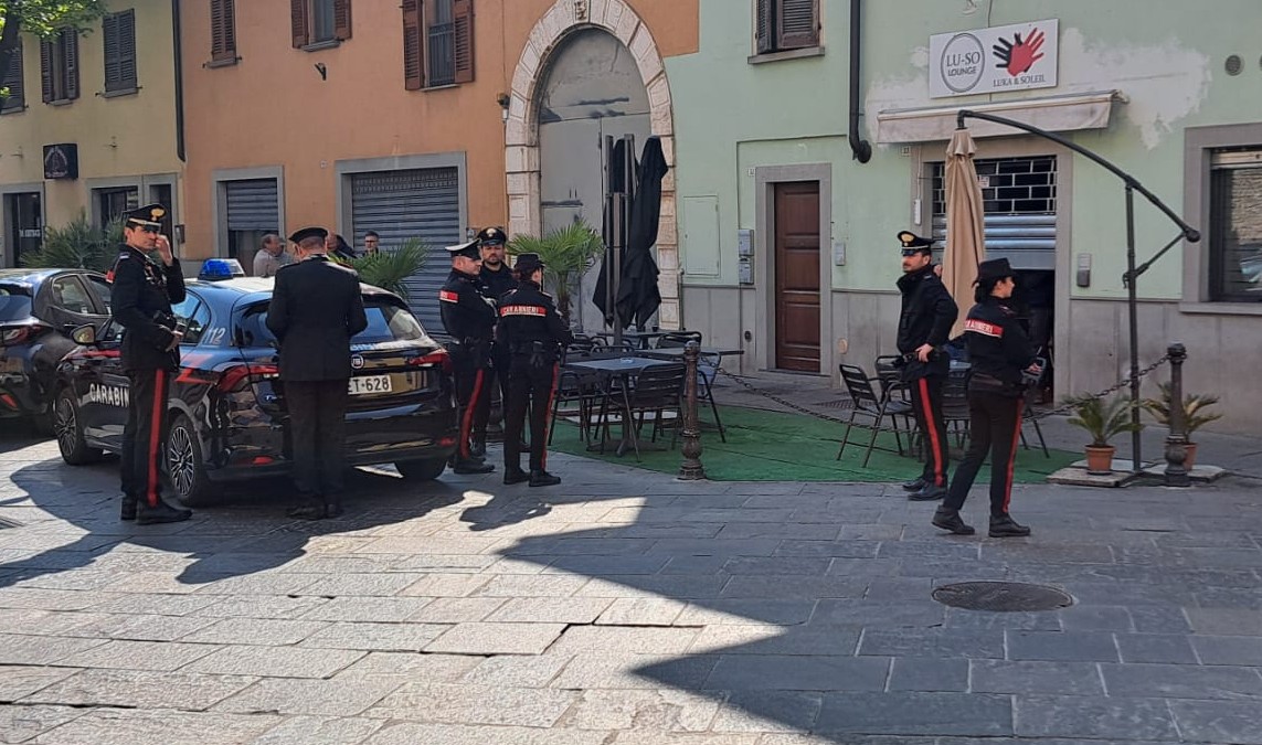 Castelcovati, sfratto al bar delle polemiche: sgomberati i locali, minacce contro i proprietari