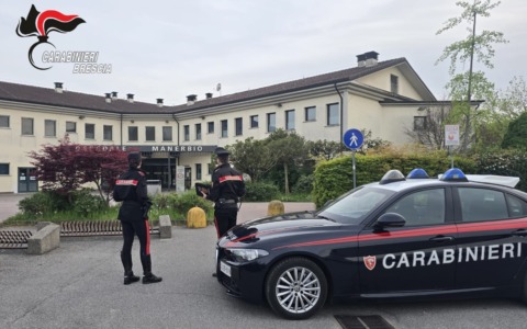 Tenta di rubare cosmetici da un’auto: sorpreso dai Carabinieri