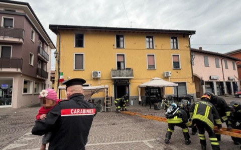 Incendio a Castrezzato: madre salva le figlie lanciandole dalla finestra