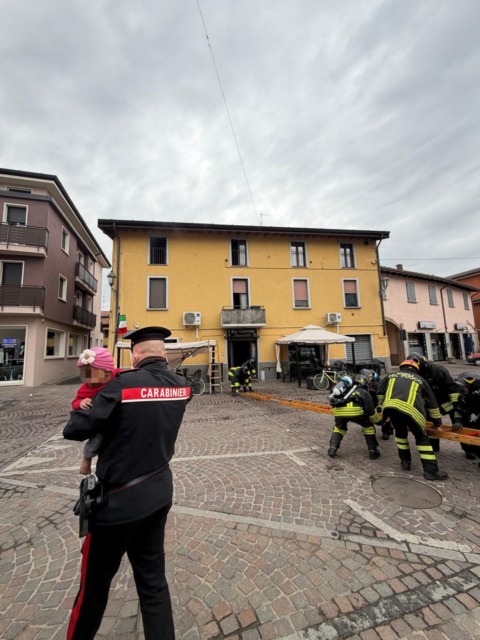 Incendio a Castrezzato: madre salva le figlie lanciandole dalla finestra