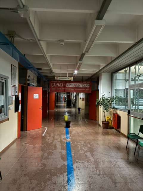 Maltempo, danni all’istituto Falcone di Palazzolo sull’Oglio: corridoi allagati, scuola chiusa