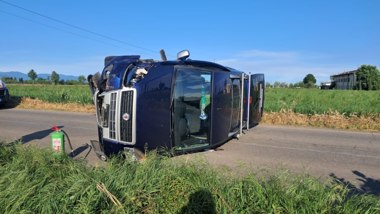 Castelcovati, sterza per evitare un animale e si ribalta con l’auto: illeso il figlio, papà in ospedale