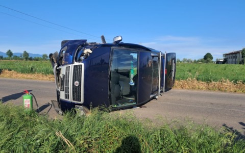 Castelcovati, sterza per evitare un animale e si ribalta con l’auto: illeso il figlio, papà in ospedale